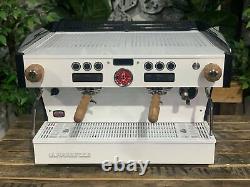 La Marzocco Linea Pb 2 Groupe Machine à café expresso en noir, blanc et bois