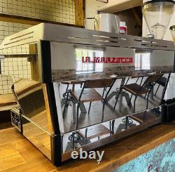 La machine à café espresso La Marzocco Linea Pb 2 Group et le moulin à café Mazzer Bean Grinder