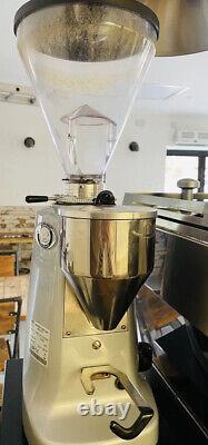 La machine à café espresso La Marzocco Linea Pb 2 Group et le moulin à café Mazzer Bean Grinder