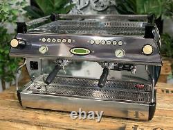 La machine à café espresso commerciale La Marzocco Gb5 2 Group Chrome pour café-barista