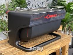 La machine à café expresso La Cimbali M200 GTI 2 Group, toute neuve, noire et rouge.