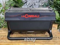 La machine à café expresso La Cimbali M200 GTI 2 Group, toute neuve, noire et rouge.
