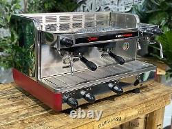 La machine à café expresso La Cimbali M22 Premium 2 Group en acier inoxydable et rouge