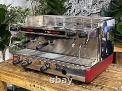 La machine à café expresso La Cimbali M22 Premium 2 Group en acier inoxydable et rouge