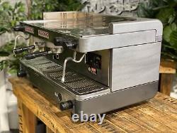 La machine à café expresso La Cimbali M28 Selectron 2 Group Silver Café Latte Cart.