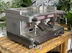 La machine à café expresso La Cimbali M28 Selectron 2 Group Silver Café Latte Cart.