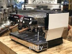 La machine à café expresso La Marzocco Linea Classic 2 Group avec poignées en bois blanc.