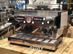La machine à café expresso La Marzocco Linea Classic 2 Group avec poignées en bois blanc.