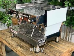 La machine à café expresso La Marzocco Linea Classic 2 Group, blanche, avec pieds hauts, pour café.