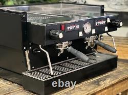 La machine à café expresso La Marzocco Linea Classic 2 Group en noir mat pour usage commercial.
