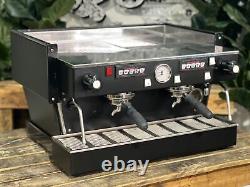 La machine à café expresso La Marzocco Linea Classic 2 Group en noir mat pour usage commercial.