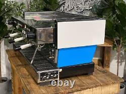 La machine à café expresso La Marzocco Linea Classic 3 groupes blanche et bleue