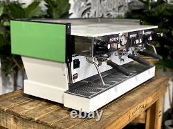 La machine à café expresso La Marzocco Linea Classic 3 groupes, blanche et verte, personnalisée.