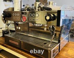 La machine à café expresso La Marzocco Linea Pb 2 Group et le moulin à café Mazzer Bean Grinder.