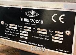 La machine à café expresso La Marzocco Linea Pb 2 Group et le moulin à café Mazzer Bean Grinder.