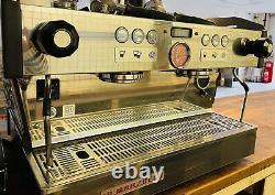 La machine à café expresso La Marzocco Linea Pb 2 groupes et le moulin à café Mazzer Bean Grinder.