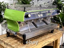 La machine à café expresso commerciale La Marzocco Fb80 à 3 groupes verte pour café en gros.