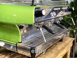 La machine à café expresso commerciale La Marzocco Fb80 à 3 groupes verte pour café en gros.
