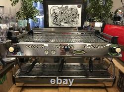 La machine à café expresso commerciale La Marzocco Gb5 3 Group Chrome pour café-barista.