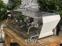 La machine à café expresso commerciale La Marzocco Kb90 3 Group blanche pour café-barista