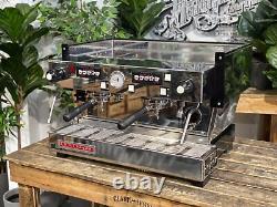 La machine à café expresso commerciale La Marzocco Linea Classic 2 Group en acier inoxydable.