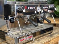 La machine à café expresso commerciale La Marzocco Linea Classic 2 Group en acier inoxydable.