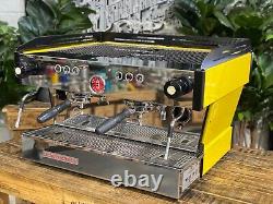 La machine à café expresso commerciale La Marzocco Linea Pb 2 groupes jaune et noir