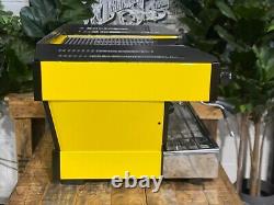 La machine à café expresso commerciale La Marzocco Linea Pb 2 groupes jaune et noir