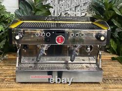 La machine à café expresso commerciale La Marzocco Linea Pb 2 groupes jaune et noir