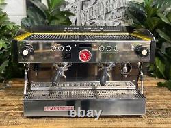 La machine à café expresso commerciale La Marzocco Linea Pb 2 groupes jaune et noir