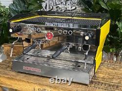 La machine à café expresso commerciale La Marzocco Linea Pb 2 groupes jaune et noir