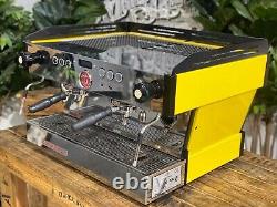 La machine à café expresso commerciale La Marzocco Linea Pb 2 groupes jaune et noir