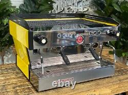 La machine à café expresso commerciale La Marzocco Linea Pb 2 groupes jaune et noir