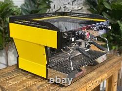 La machine à café expresso commerciale La Marzocco Linea Pb 2 groupes jaune et noir