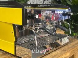 La machine à café expresso commerciale La Marzocco Linea Pb 2 groupes jaune et noir