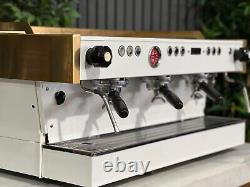 La machine à café expresso commerciale La Marzocco Linea Pb 3 groupes blanche et dorée