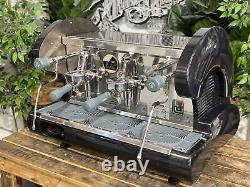 La machine à café expresso commerciale Pavoni Bar S Levier 2 groupes noire pour café/bar.