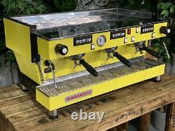 La machine à café expresso personnalisée La Marzocco Linea Classic 3 groupes jaune pour barista.