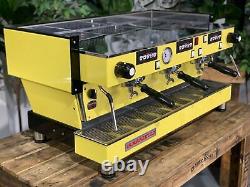 La machine à café expresso personnalisée La Marzocco Linea Classic 3 groupes jaune pour barista.