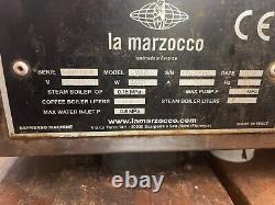 La machine à espresso La Marzocco Linea PB 2 Group AV (pompe et ustensiles inclus)