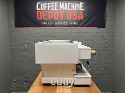 La machine à espresso commerciale La Marzocco Linea Classic AV 3 Group Custom White