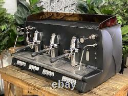 Machine à café espresso Wega Vela Vintage à 3 groupes, couleur noire, pour café commercial de barista.