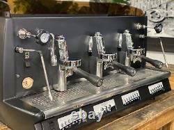 Machine à café espresso Wega Vela Vintage à 3 groupes, couleur noire, pour café commercial de barista.