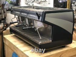 Machine à café espresso commerciale Nuova Simonelli Appia 3 groupes noire pour café-bar
