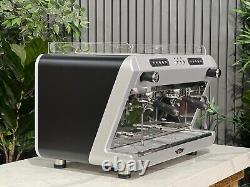 Machine à café espresso de la marque Wega Io 2 Group toute neuve en noir et gris pour café commercial