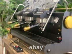 Machine à café espresso personnalisée Synesso Sabre 3 groupes noir et or pour café commercial