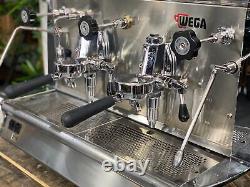 Machine à café expresso 2 groupes Wega Vela en chrome pour les professionnels du café, les bars et les baristas.