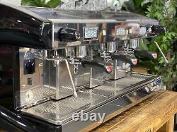 Machine à café expresso Astoria Forma 3 groupes noire pour café commercial en gros au bar.