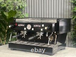 Machine à café expresso La Marzocco Linea Classic 2 Group, couleur noir mat, pour usage commercial