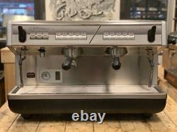 Machine à café expresso Nuova Simonelli Appia 2 groupes argent avec transport vers les États-Unis